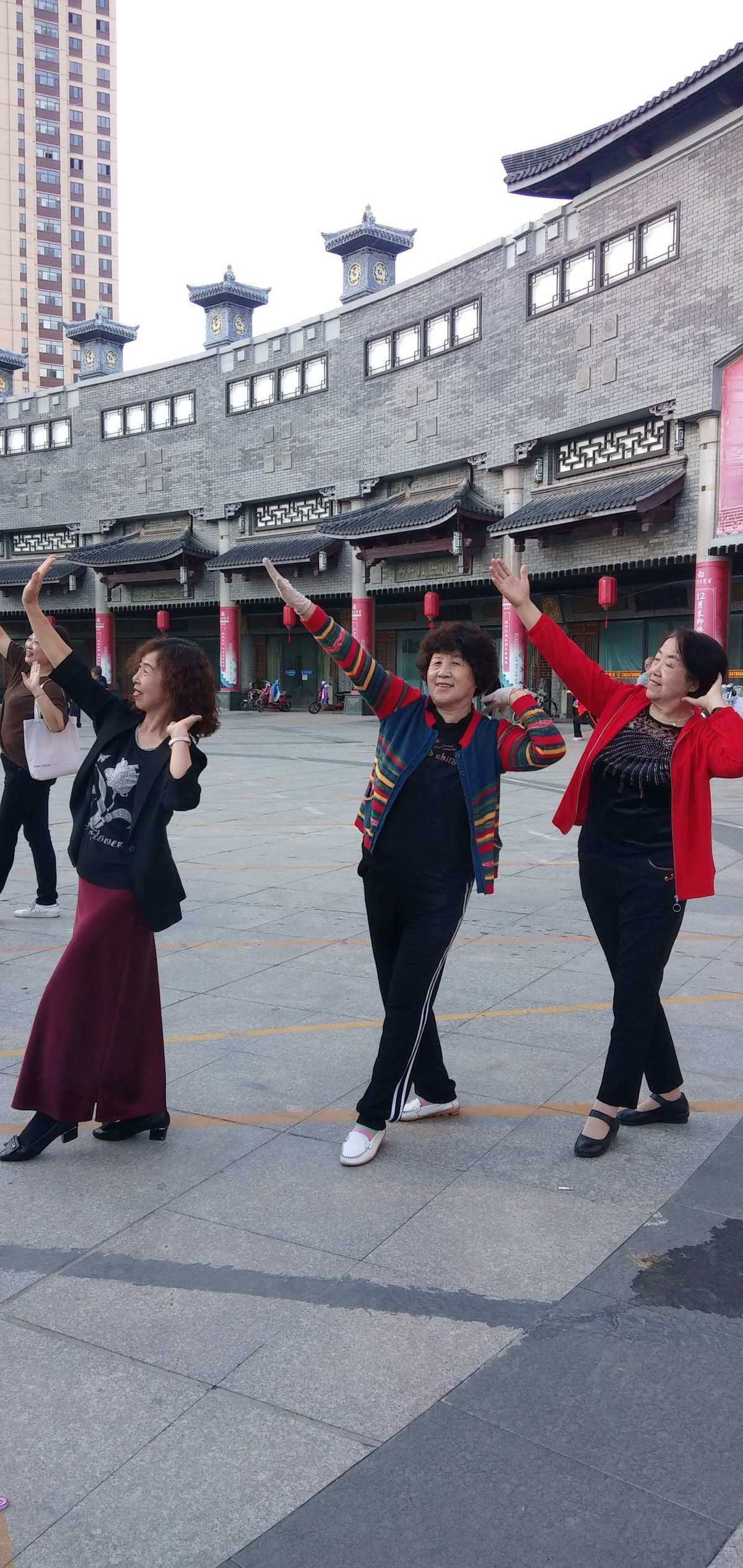 全民广场舞app要钱吗_全民广场舞五星红旗的分解动作_全民广场舞