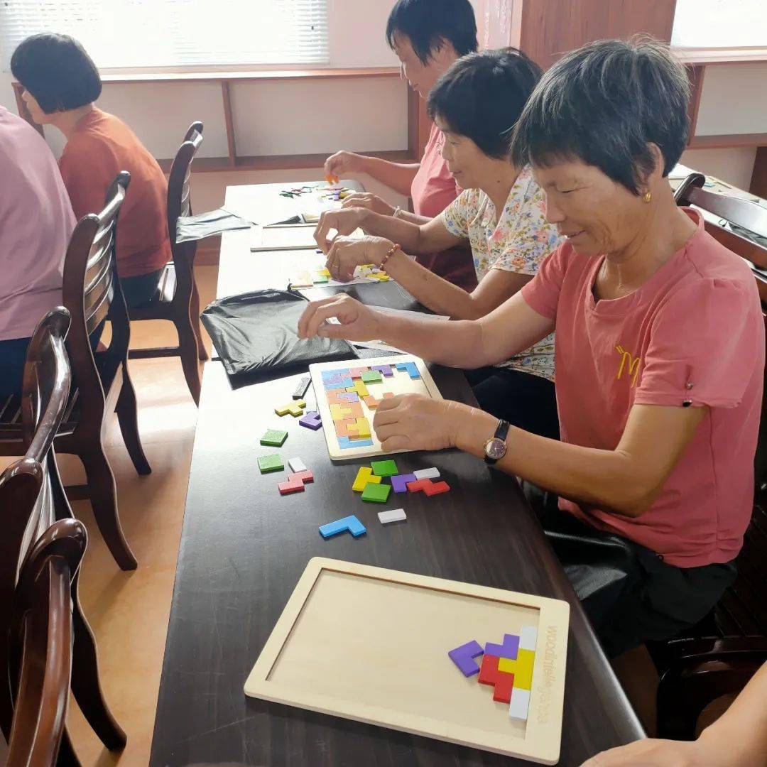 老年人玩手机游戏_和老人一起玩手机游戏作文_老人作文玩起手机游戏怎么写