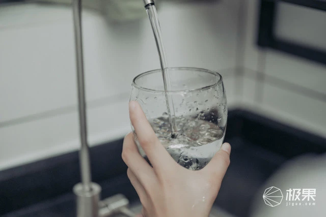 在手机上假装喝水的游戏_假装喝水游戏真的能倒出饮料吗_假装喝水模拟游戏
