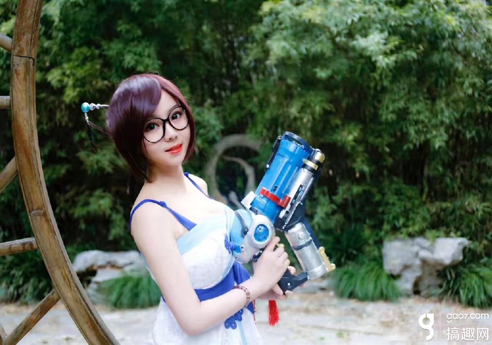 两个女孩玩手机游戏视频_视频女孩玩手机游戏_小女孩玩游戏的视频