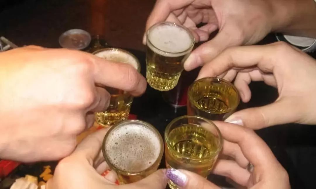 喝酒翻纸牌游戏_喝酒游戏手机翻牌_酒桌翻牌游戏