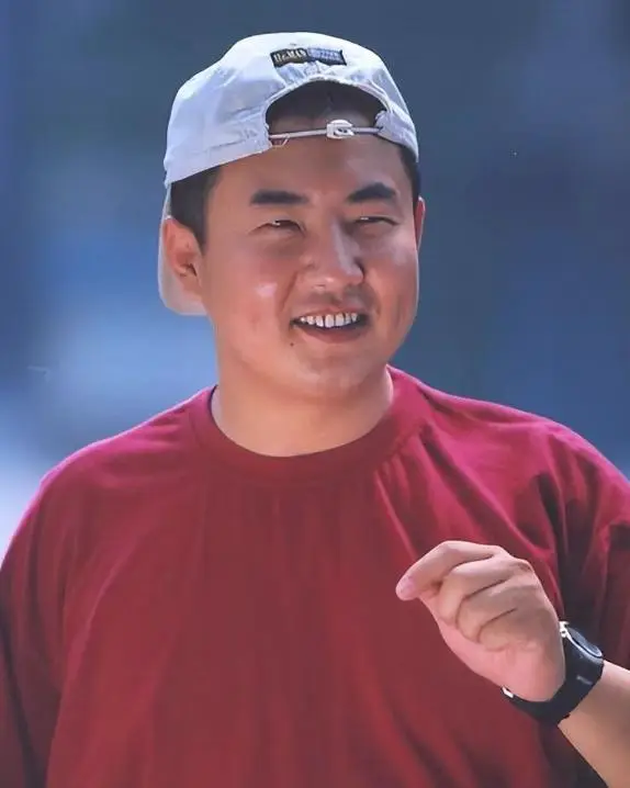 大叔吃炸鸡_大叔吃鸡主播_农村大叔用手机玩吃鸡游戏
