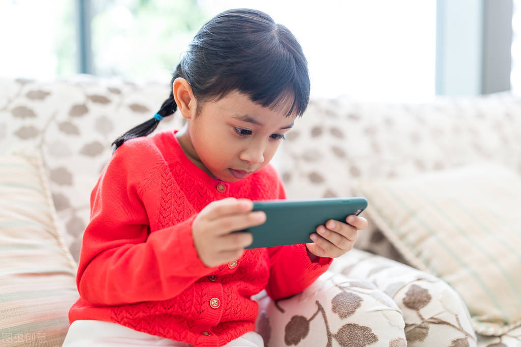 妈妈玩手机怎么样_只要小孩想玩妈妈手机_孩子晚上偷妈妈手机玩游戏