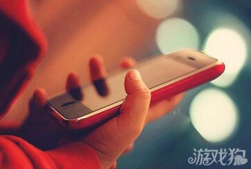 只要小孩想玩妈妈手机_孩子晚上偷妈妈手机玩游戏_妈妈玩手机怎么样